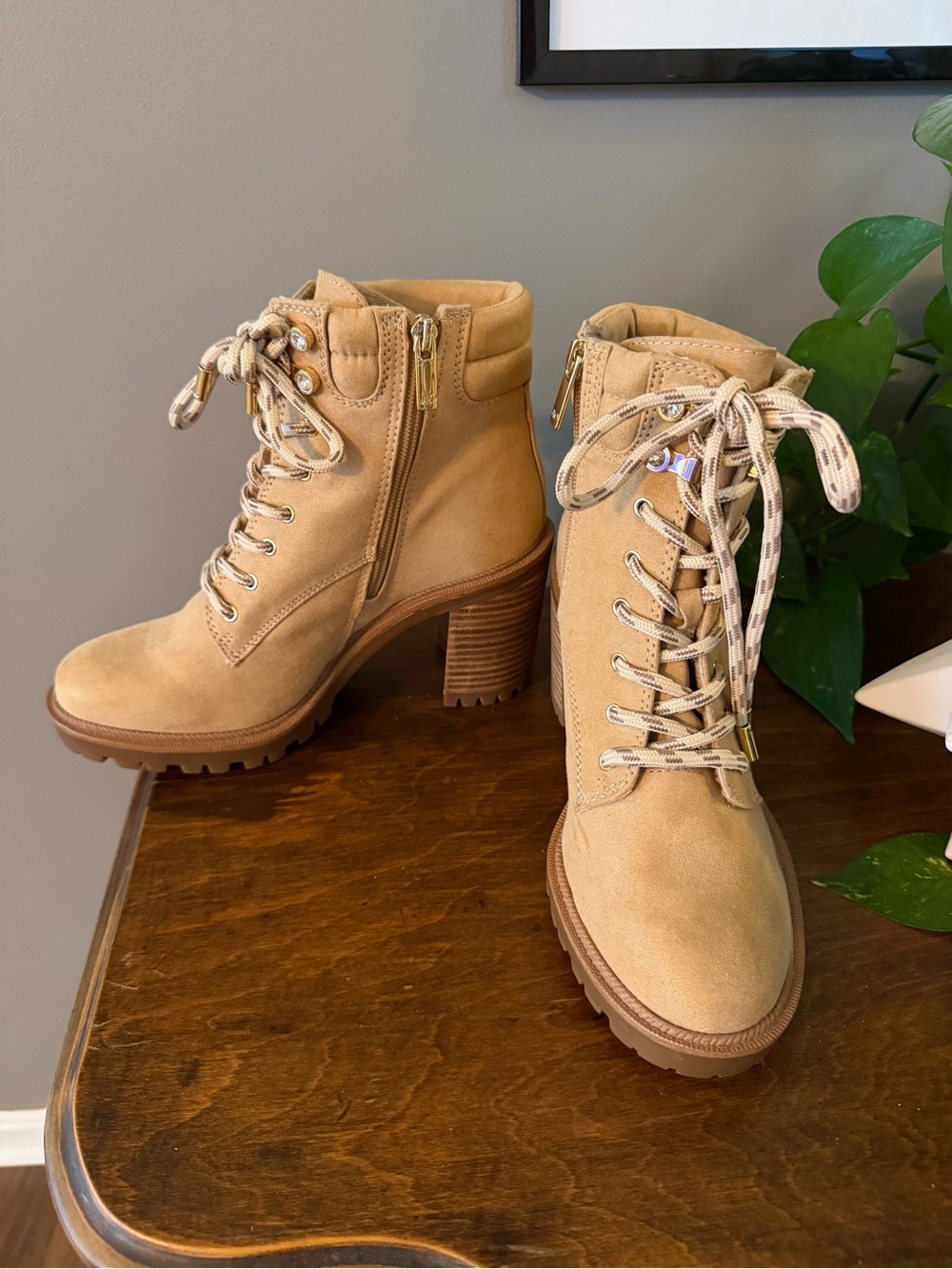 Jennifer Lopez (JLo) Tan Suede Lace-Up Lug Heel Boots. Like New. size 8.5